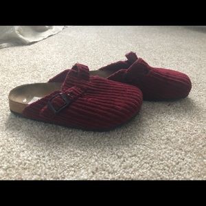 Burgundy Birkenstock clogs 😍